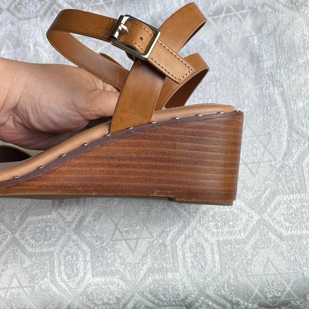 STEVE MADDEN NWOT Size 11 Brown Wedge Sandals Buckle Stud Cognac Ares Harlequin - Picture 11 of 15